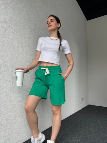 Bir model, CAPPITONE toptan giyim markasının  Pis Dikişli Kordonlu Şort Yeşil
 toptan Şort ürününü sergiliyor.