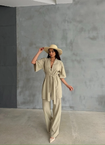 Een kledingmodel uit de groothandel draagt  Linnen Wortel Kimono Set Schimmel Groen
, Turkse groothandel Pak van CAPPITONE