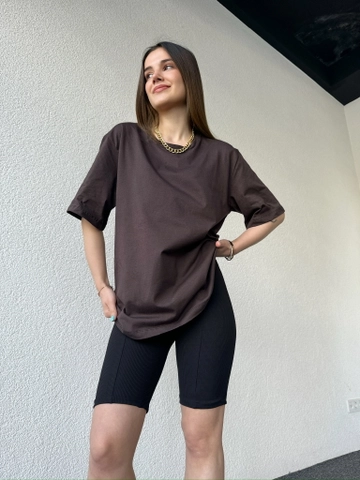 Ένα μοντέλο χονδρικής πώλησης ρούχων φοράει  Απλό T-Shirt Basic
, τούρκικο T-shirt χονδρικής πώλησης από CAPPITONE