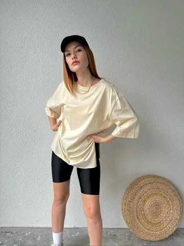 Ein Bekleidungsmodell aus dem Großhandel trägt  Basic-T-Shirt Mit Zwei Ärmeln
, türkischer Großhandel T-Shirt von CAPPITONE