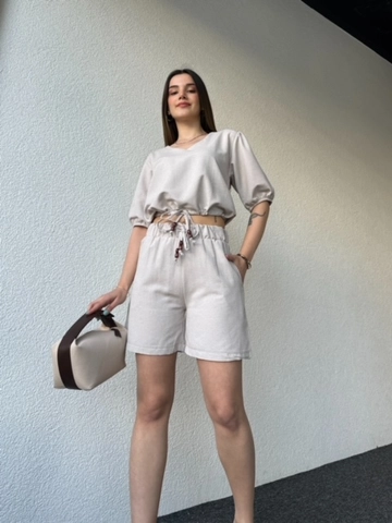 Una modella di abbigliamento all'ingrosso indossa  Abito Corto In Lino Grezzo
, vendita all'ingrosso turca di Abito di CAPPITONE