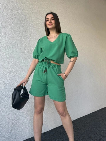 Una modella di abbigliamento all'ingrosso indossa  Set Di Pantaloncini In Lino Grezzo
, vendita all'ingrosso turca di Abito di CAPPITONE