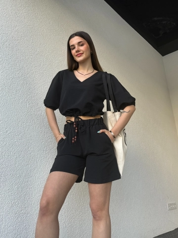 Una modella di abbigliamento all'ingrosso indossa  Set Pantaloncini In Lino Grezzo Nero
, vendita all'ingrosso turca di Abito di CAPPITONE