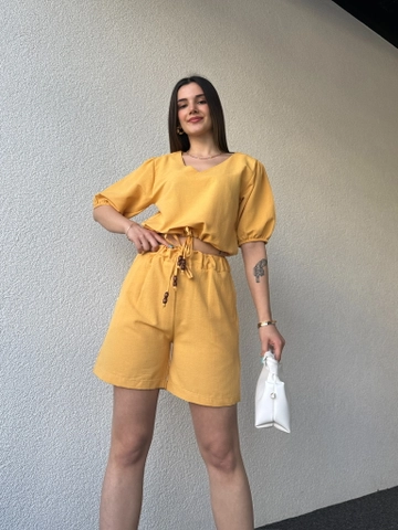 Una modella di abbigliamento all'ingrosso indossa  Set Pantaloncini In Lino Grezzo Senape
, vendita all'ingrosso turca di Abito di CAPPITONE