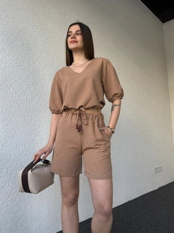 Una modella di abbigliamento all'ingrosso indossa  Completo In Visone Con Shorts In Lino Grezzo
, vendita all'ingrosso turca di Abito di CAPPITONE