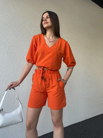 Una modella di abbigliamento all'ingrosso indossa  Set Pantaloncini In Lino Grezzo Arancione
, vendita all'ingrosso turca di Abito di CAPPITONE