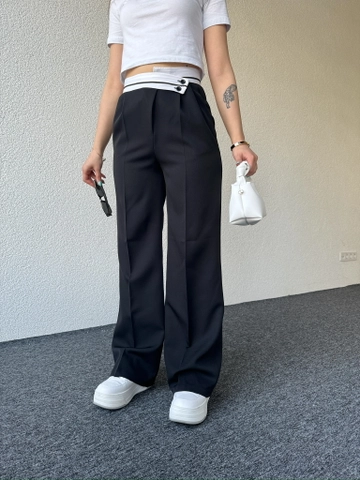 Una modella di abbigliamento all'ingrosso indossa  Pantaloni Con Cintura A Righe In Tessuto Atlas Neri
, vendita all'ingrosso turca di Pantaloni di CAPPITONE