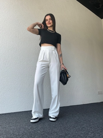 Una modella di abbigliamento all'ingrosso indossa  Pantaloni Con Cintura A Righe In Tessuto Atlas Bianco
, vendita all'ingrosso turca di Pantaloni di CAPPITONE