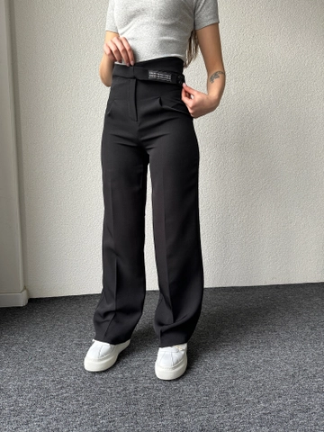 Una modella di abbigliamento all'ingrosso indossa  Pantaloni Palazzo In Tessuto Atlas Nero
, vendita all'ingrosso turca di Pantaloni di CAPPITONE