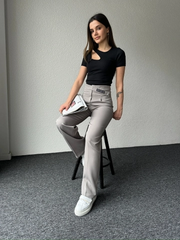 Una modella di abbigliamento all'ingrosso indossa  Pantalone Palazzo In Tessuto Atlas Grigio
, vendita all'ingrosso turca di Pantaloni di CAPPITONE