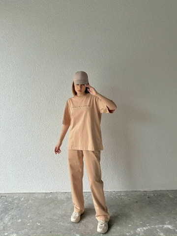 Ένα μοντέλο χονδρικής πώλησης ρούχων φοράει  Μελλοντική Στάμπα Με Ενεση
, τούρκικο Αθλητική φόρμα χονδρικής πώλησης από CAPPITONE