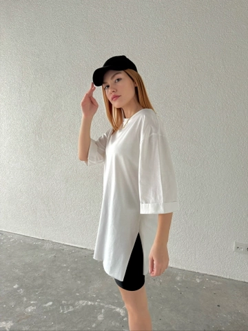 Ένα μοντέλο χονδρικής πώλησης ρούχων φοράει  Μπλουζάκι Με Διπλό Μανίκι
, τούρκικο T-shirt χονδρικής πώλησης από CAPPITONE