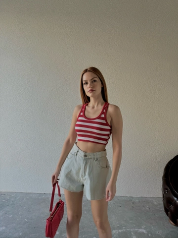 A wholesale clothing model wears  Striped U Neck Crop Neck Blouse - Red
, Turkish wholesale Crop Top of CAPPITONE