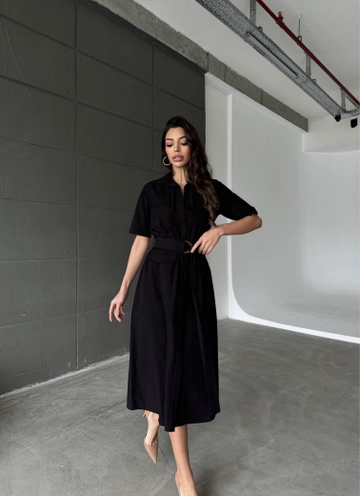 Bir model, Cream Rouge toptan giyim markasının  Önden Cepli Elbise - Siyah
 toptan Elbise ürününü sergiliyor.