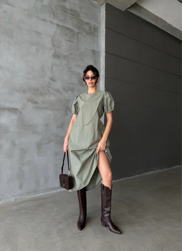 Bir model, Cream Rouge toptan giyim markasının  Parçalı Uzun Elbise - Haki
 toptan Elbise ürününü sergiliyor.
