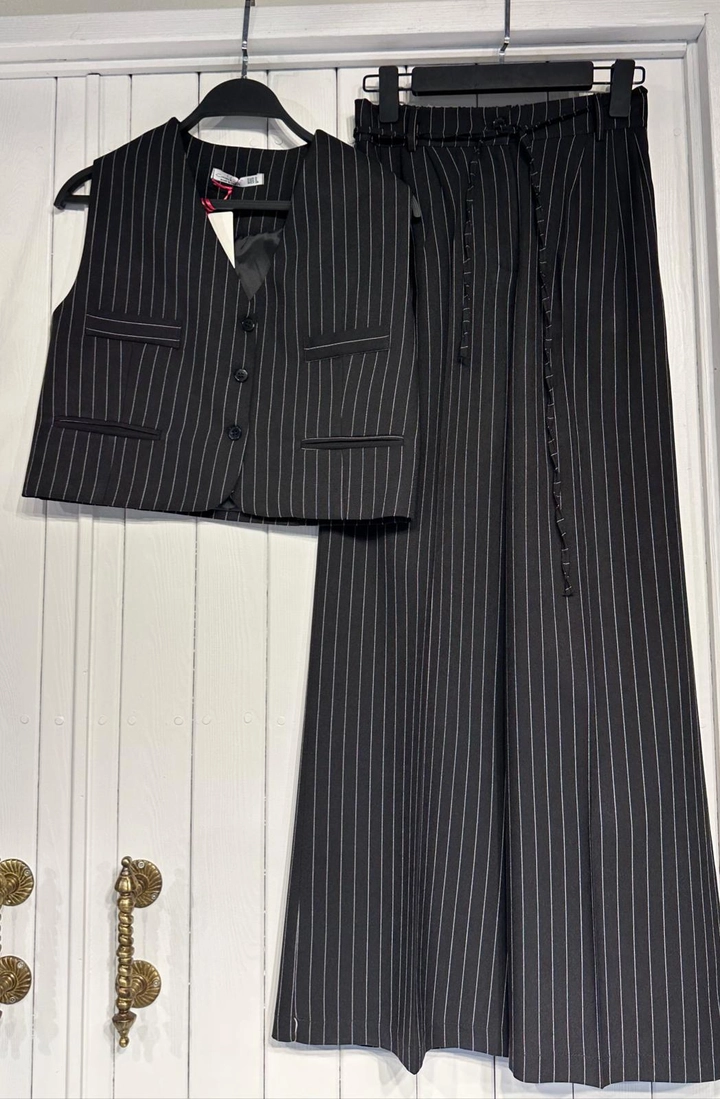 Ein Bekleidungsmodell aus dem Großhandel trägt cro11937-vest-suit-black, türkischer Großhandel Anzug von Cream Rouge