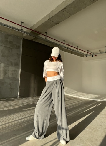 Bir model, Cream Rouge toptan giyim markasının  Garnili Palazzo Pantolon - Gri
 toptan Pantolon ürününü sergiliyor.