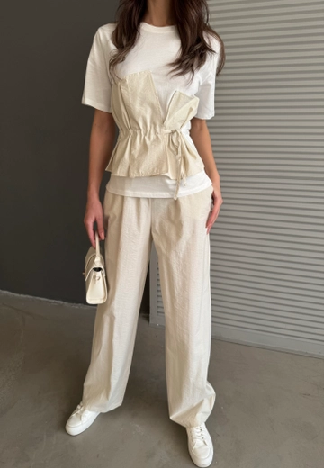 Bir model, Cream Rouge toptan giyim markasının  Salaş Pantolon - Taş
 toptan Pantolon ürününü sergiliyor.