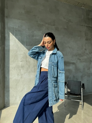 Модель оптовой продажи одежды носит  Джинсовая Куртка С Мульти-Карманами - Синий
, турецкий оптовый товар Джинсовая куртка от Cream Rouge.