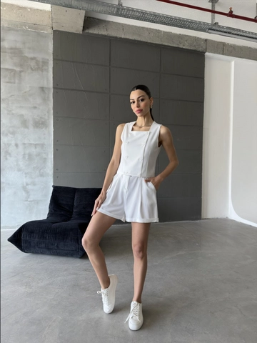 Ein Bekleidungsmodell aus dem Großhandel trägt  Shorts Mit Gürtel – Ecru
, türkischer Großhandel Kurze Hose von Cream Rouge