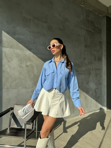 Bir model, Cream Rouge toptan giyim markasının  Önden Çift Cepli Gömlek - Mavi
 toptan Crop Top ürününü sergiliyor.