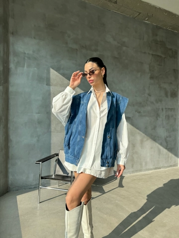 Bir model, Cream Rouge toptan giyim markasının  Yakası Fırfırlı Kot Yelek - Mavi
 toptan Yelek ürününü sergiliyor.