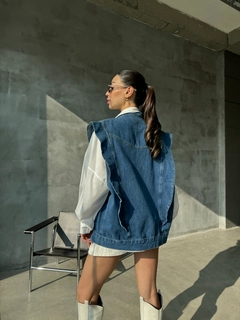 Bir model, Cream Rouge toptan giyim markasının cro11962-ruffled-denim-vest-blue toptan Yelek ürününü sergiliyor.