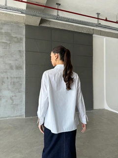 A wholesale clothing model wears cro11967-asymmetric-cut-shirt-white, Turkish wholesale Shirt of Cream Rouge