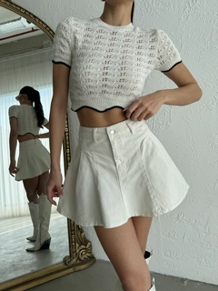 Bir model, Cream Rouge toptan giyim markasının cro11974-mercerized-mini-sweater-cream toptan Crop Top ürününü sergiliyor.