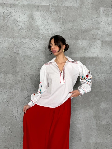 Una modelo de ropa al por mayor lleva  Camisa Bordada De Colores - Blanco
, Camisa turco al por mayor de Cream Rouge