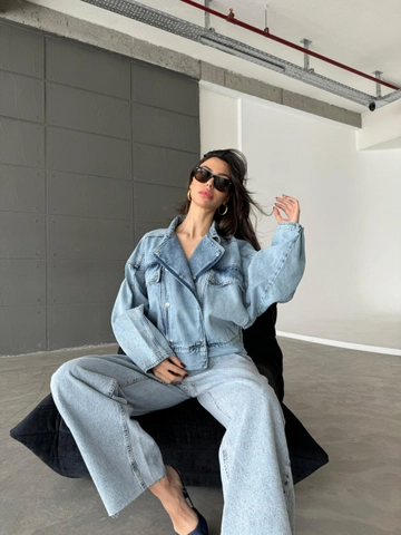 Ein Bekleidungsmodell aus dem Großhandel trägt  Jeansjacke Mit Kreuzknöpfen – Blau
, türkischer Großhandel Jeansjacke von Cream Rouge
