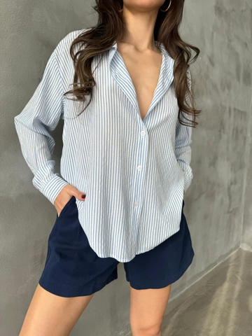 Модел на дрехи на едро носи  Риза С Детайл На Прозорец На Гърба - Синьо И Бяло
, турски едро Риза на Cream Rouge