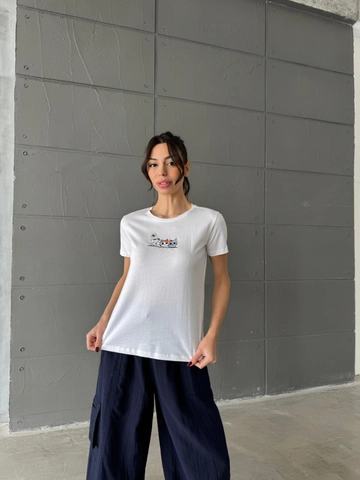 Bir model, Cream Rouge toptan giyim markasının  Kedi Nakışlı Tişört - Beyaz
 toptan Tişört ürününü sergiliyor.