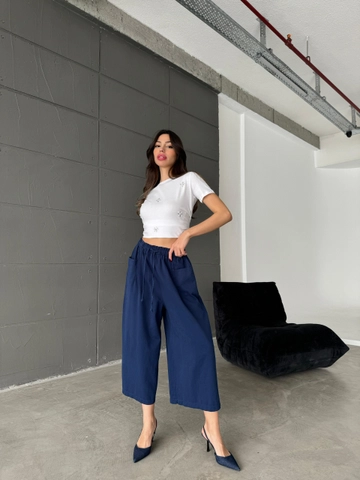 Bir model, Cream Rouge toptan giyim markasının  Beli Lastikli Pantolon - Lacivert
 toptan Pantolon ürününü sergiliyor.