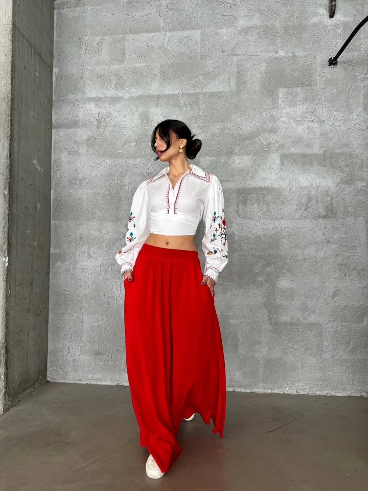A wholesale clothing model wears cro12002-elastic-waist-maxi-skirt-red, Turkish wholesale Skirt of Cream Rouge
