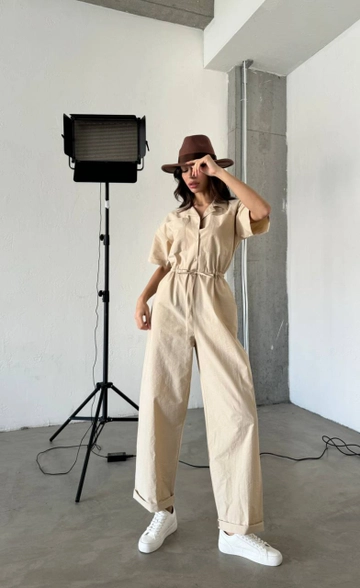 Bir model, Cream Rouge toptan giyim markasının  Belden Büzgülü Tulum - Taş
 toptan Tulum ürününü sergiliyor.