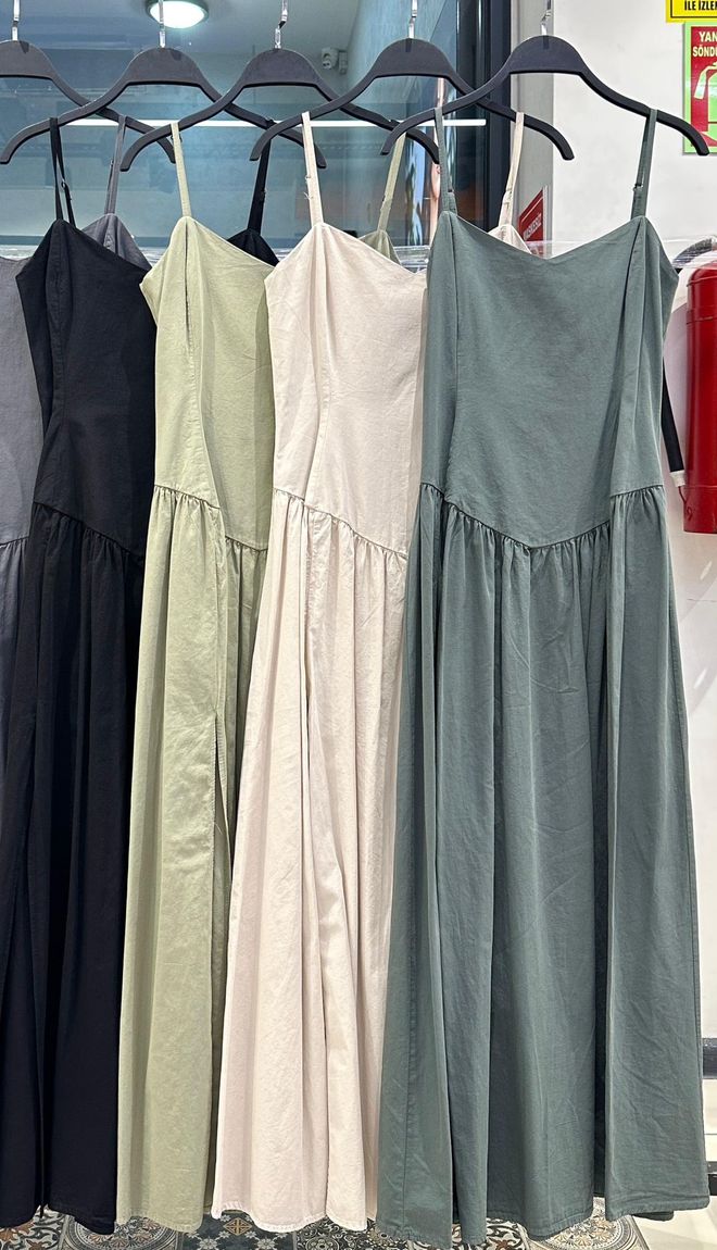 Cream Rouge Czarna Maxi Sukienka Slip Z Dekoltem Typu Keyhole Hurtowa sprzedaż odzieży Casual