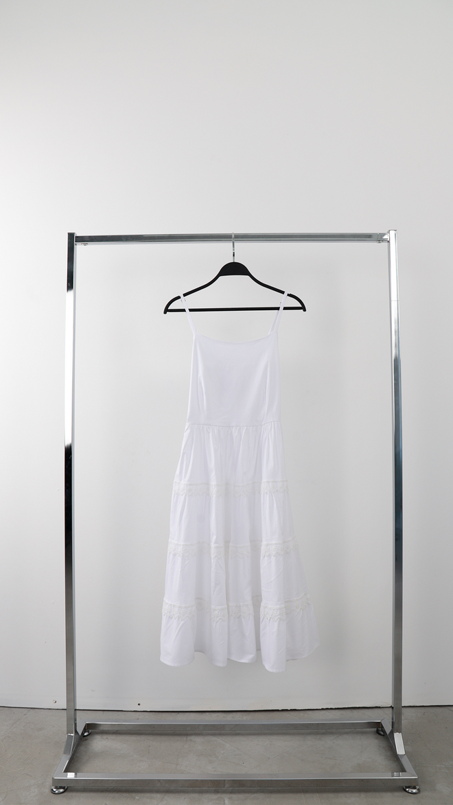 Cream Rouge Vestito Midi Slip Bianco Con Collo Quadrato E Maniche Ad Aletta Abbigliamento all'ingrosso Casuale