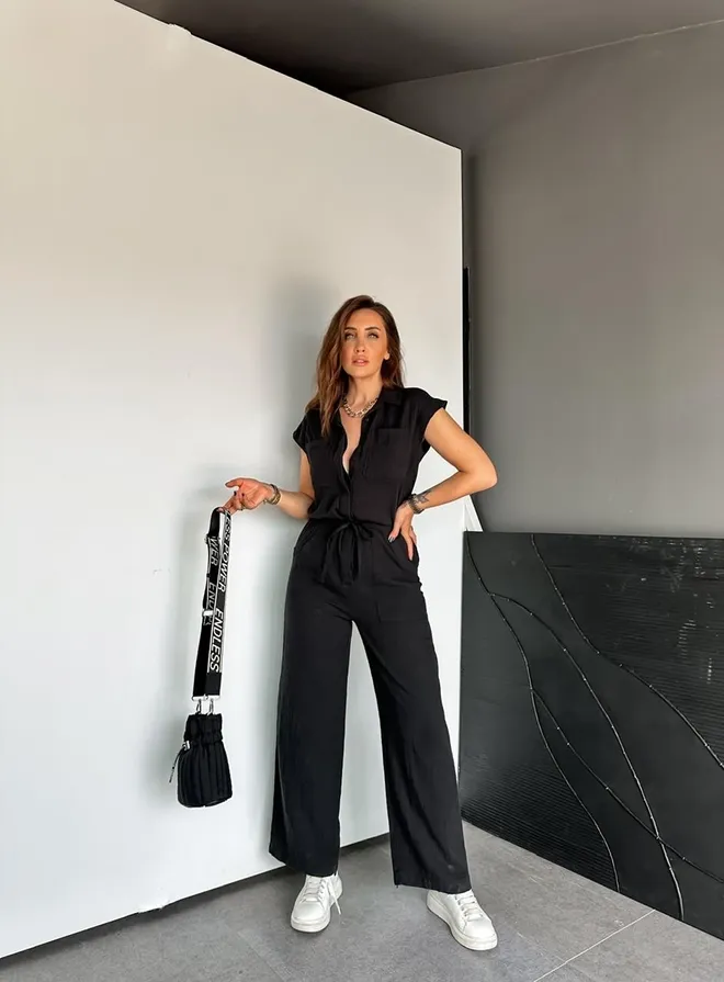 Cream Rouge Schwarzer Jumpsuit Hemd Mit Gekerbtem Ausschnitt & Kappenärmeln Großhandelskleidung Lounge