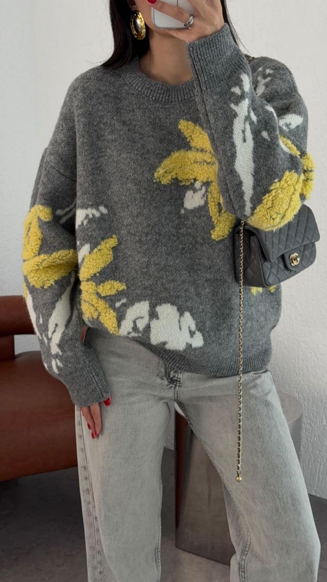 Cream Rouge Пуловер Сиво С Цветен Флорален Принт И Уголемена Кройка Дрехи на едро Небрежен