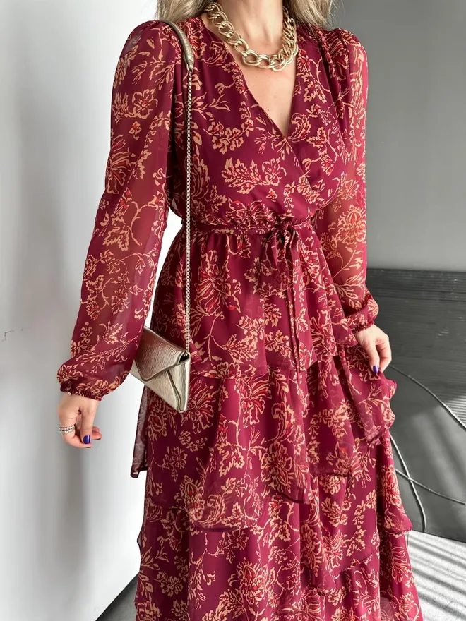 Cream Rouge Tamsiai Raudonas Su Sujuosiamu Maxi Su Gėlių Raštu Didmeninė prekyba drabužiais Viršutiniai drabužiai su sagomis