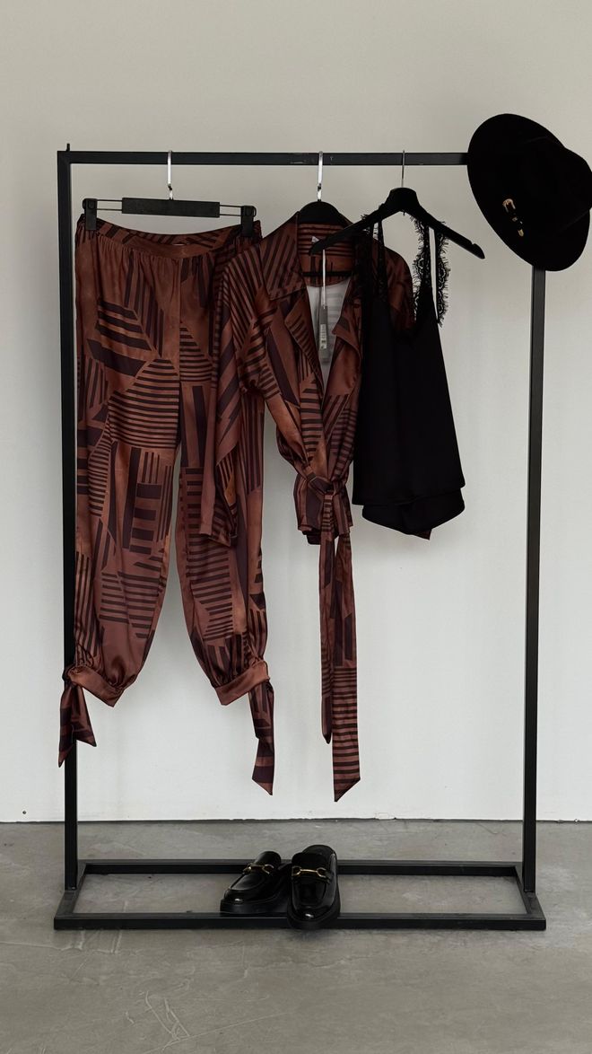 Cream Rouge Camicia Casual A Righe Marrone Con Cravatta Abbigliamento all'ingrosso Casuale