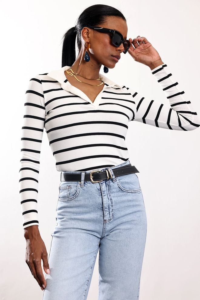 Cream Rouge Biała Prążkowana Koszulka Slim Fit Z Karbowanym Dekoltem Hurtowa sprzedaż odzieży Casual