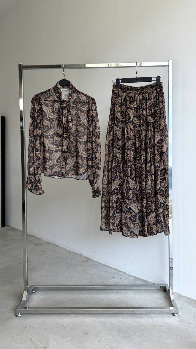 Cream Rouge بلوزة بني عرقي بريسلي مع أكمام كشكش ملابس بالجملة عمل