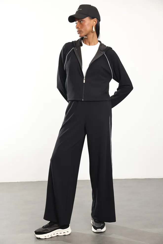 Cream Rouge Sportinis Kostiumas Juoda Su Gobtuvu Ir Užtrauktuku Didmeninė prekyba drabužiais Apykaklė su įkirpimu