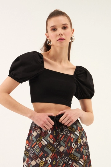 A wholesale clothing model wears  Crop Top - Black
, Turkish wholesale Crop Top of Cream Rouge