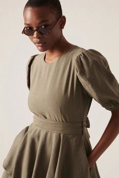 Bir model, Cream Rouge toptan giyim markasının 44033 - Dress - Mink toptan Elbise ürününü sergiliyor.