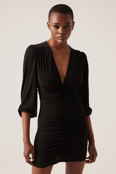 Bir model, Cream Rouge toptan giyim markasının 44056 - Dress - Black toptan Elbise ürününü sergiliyor.