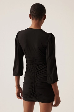 Ένα μοντέλο χονδρικής πώλησης ρούχων φοράει 44056 - Dress - Black, τούρκικο Φόρεμα χονδρικής πώλησης από Cream Rouge