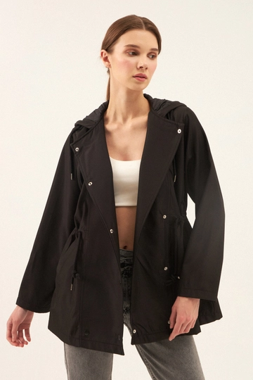 Bir model, Cream Rouge toptan giyim markasının  Yağmurluk - Siyah
 toptan Yağmurluk ürününü sergiliyor.